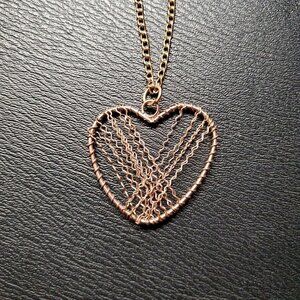 🚨Gold Tone Wired Heart Y2K Necklace
